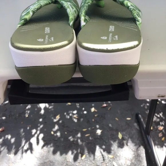 Clarks Women’s Green Tropical Print Cushioned Flip Flops - Picture 5 of 6